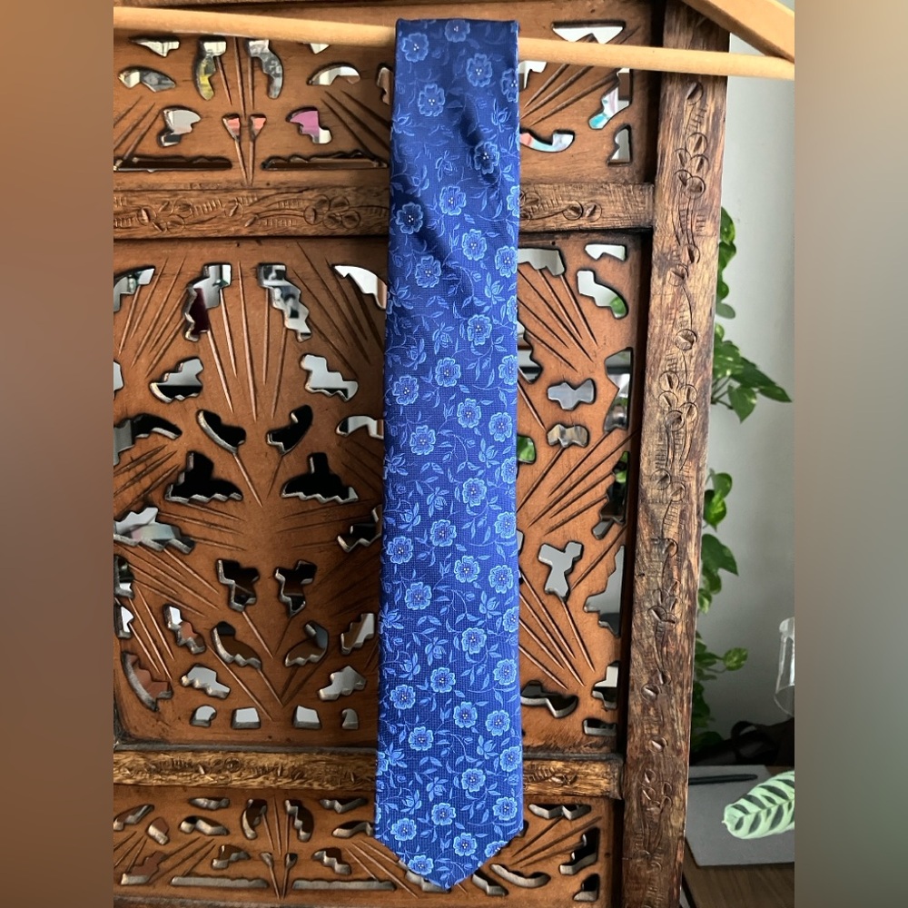 Nordstrom Men’s Shop 100% silk blue floral tie